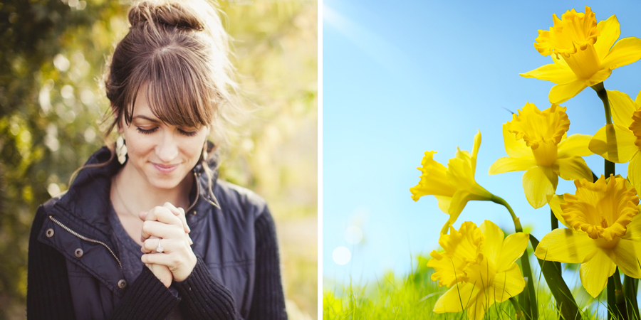Mujer orando al lado de flores